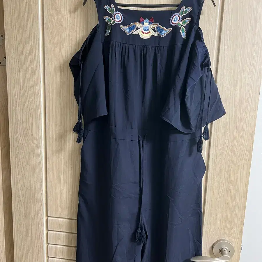 JUCY JUDY 네이비 자수 오프숄더 점프수트