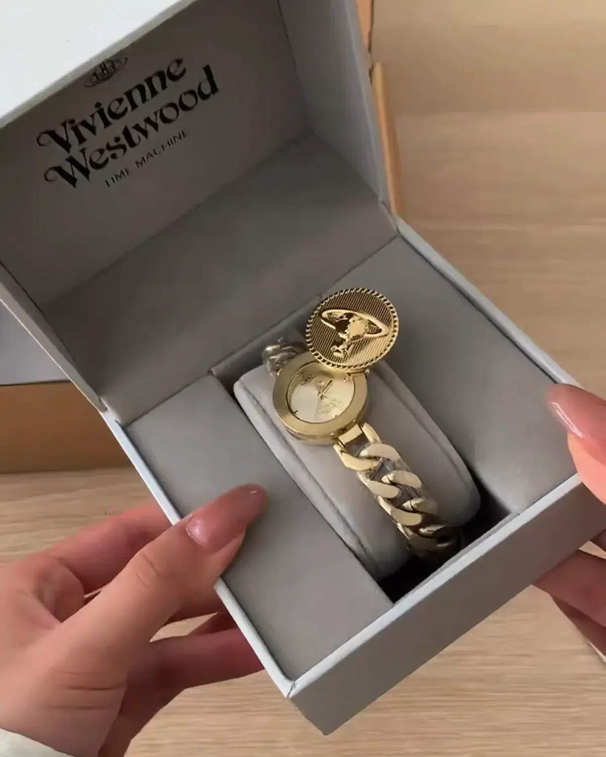 비비안웨스트우드 오브 버튼 쿼츠 25mm 골드