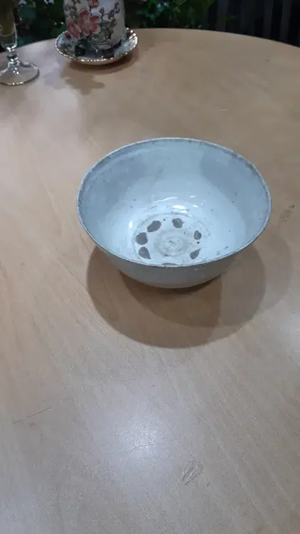 연대있는 백자 사발