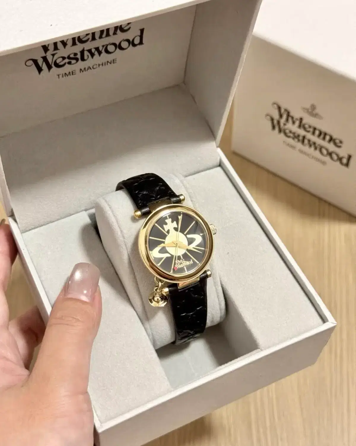 비비안웨스트우드 오브 2 쿼츠 32mm 블랙 골드