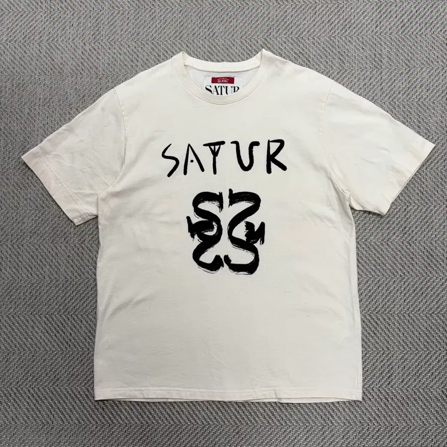(XL)SATUR 헤르시 컬래버 반팔티