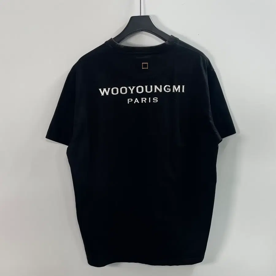 우영미 빅로고 블랙 반팔티 (on.1876)
