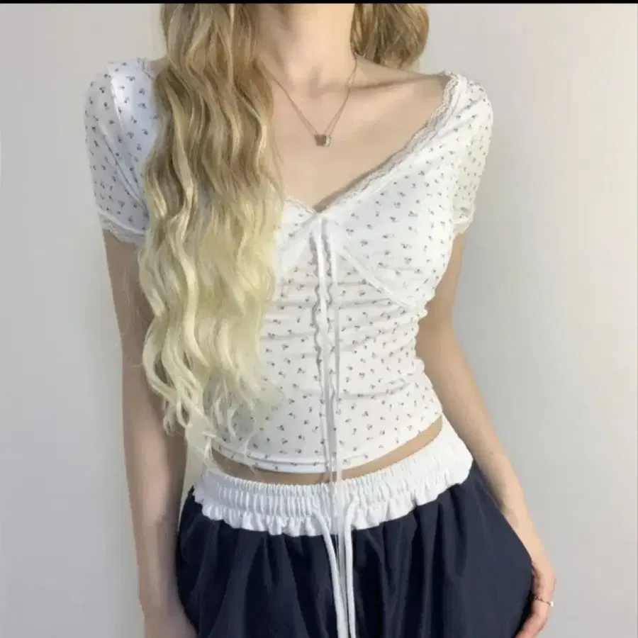 청순 데일리룩 플로럴 퍼프 반팔티셔츠