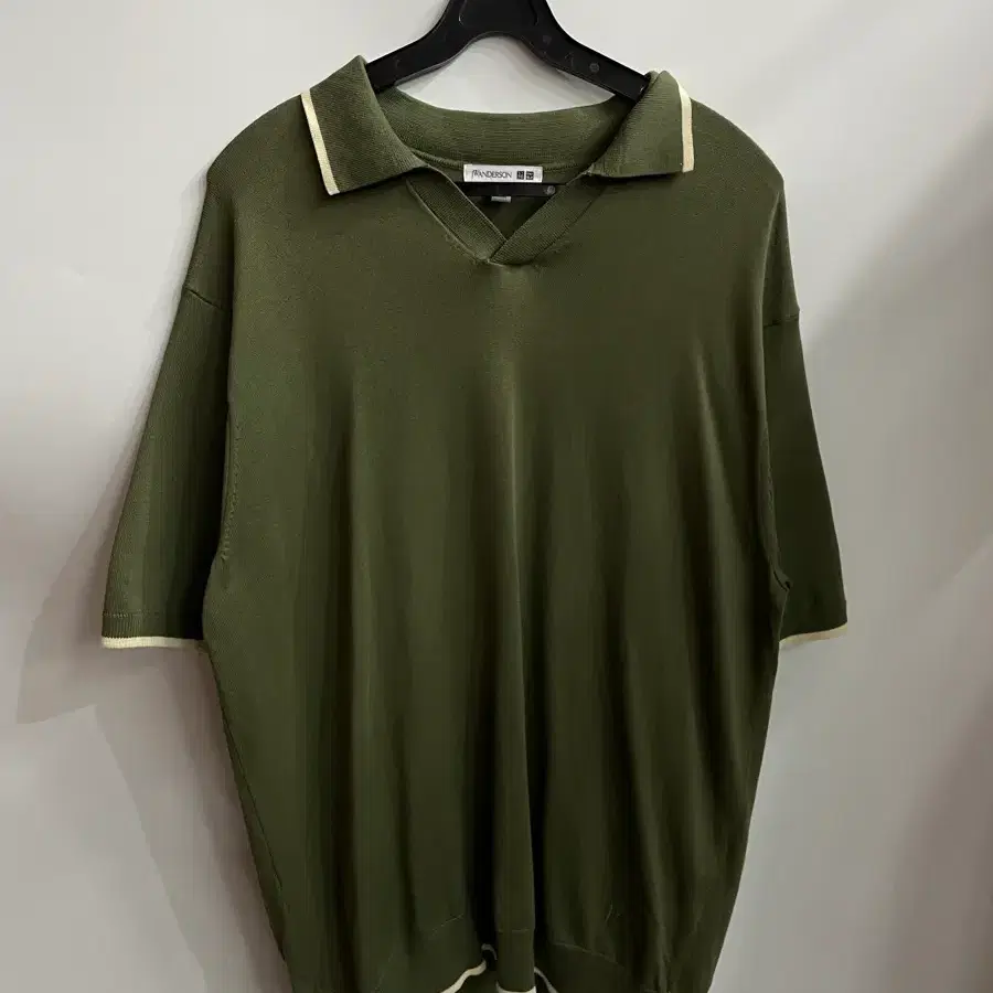 [L] 유니클로 UNIQLO x JW앤더슨 카키 배색 니트 폴로 반팔 2.0
