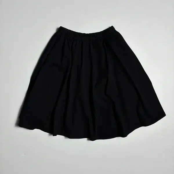 아네스베 블랙 웨이스트 밴딩 스커트 R2758