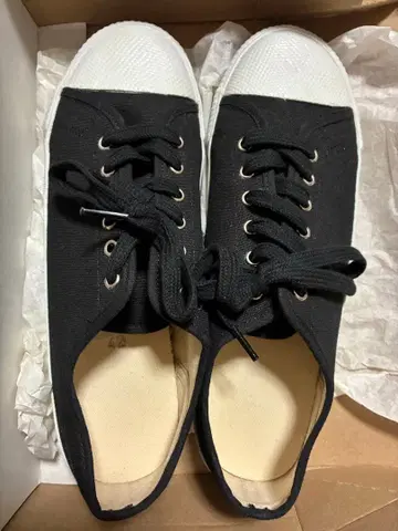 루마니아산 스니커즈 블랙 42