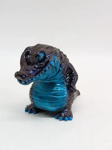 UNPLUGWORKS KAGEMARU DESIGNS 식인 악어 쿠로짱 마죠라 블루