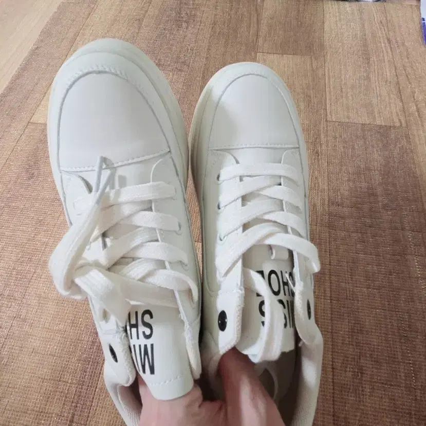 아이보리색상 키높이 스니커즈