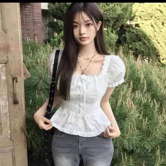 클래식블랑 스퀘어넥 퍼프 소매 블라우스 화이트