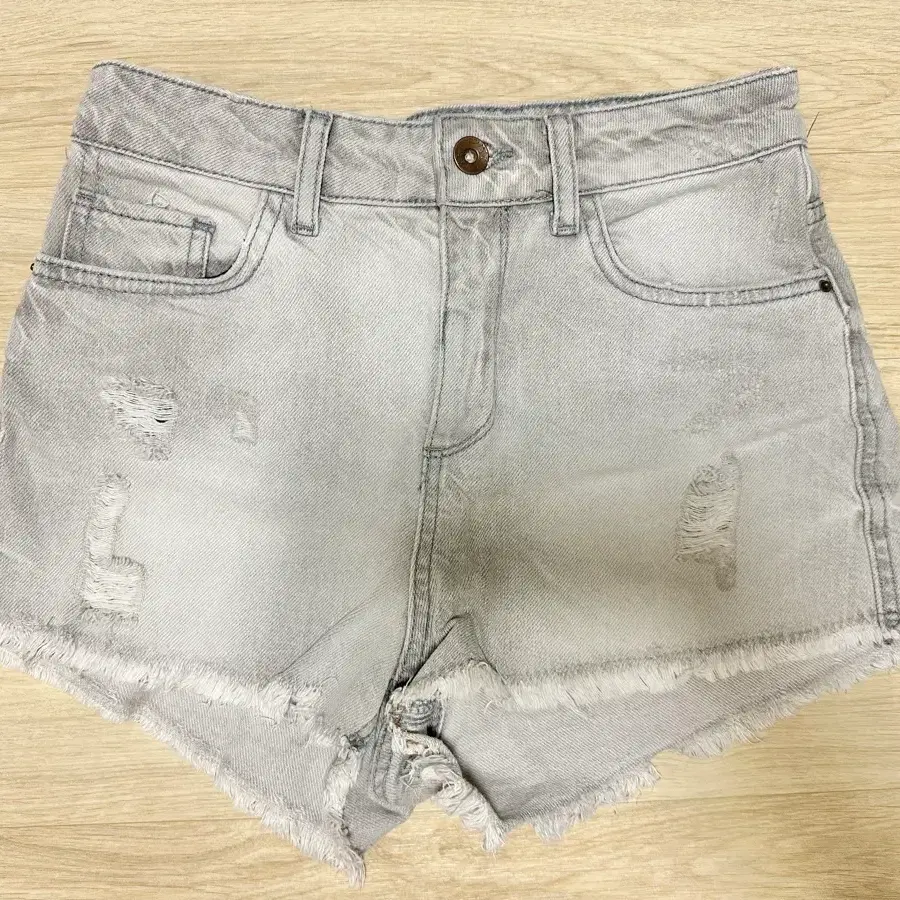 새상품 ZARA 데미지 숏팬츠 그레이 26