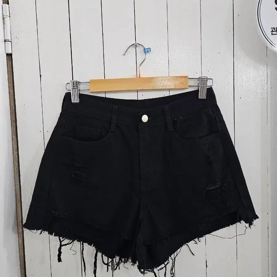 여성 데님 숏팬츠 S 밑단 컷팅 언발 블랙진 핫팬츠 스크래치 데미지 블랙 데님팬츠
