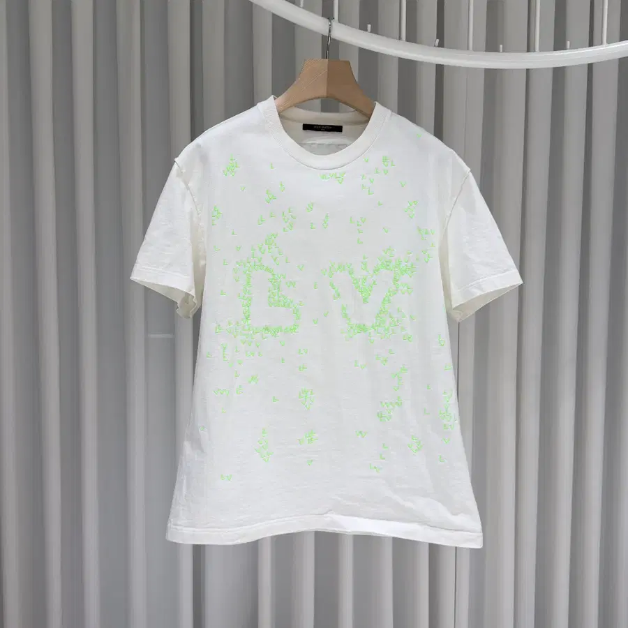 ( S / XL ) 루이비통 LV 네온 로고 반팔 티셔츠 화이트