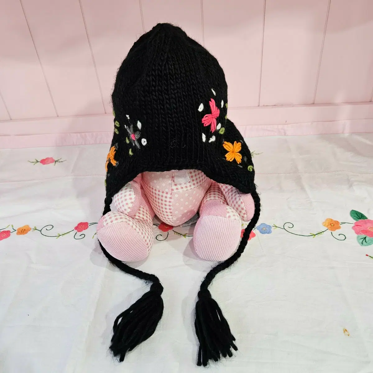 아기 털실모자 꽃 자수 블랙