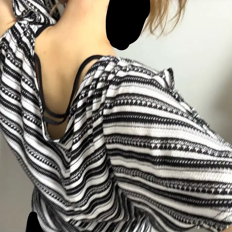세실맥비 오네갸루 가오리핏 트임 오프숄더 끈 디테일 반팔 티셔츠