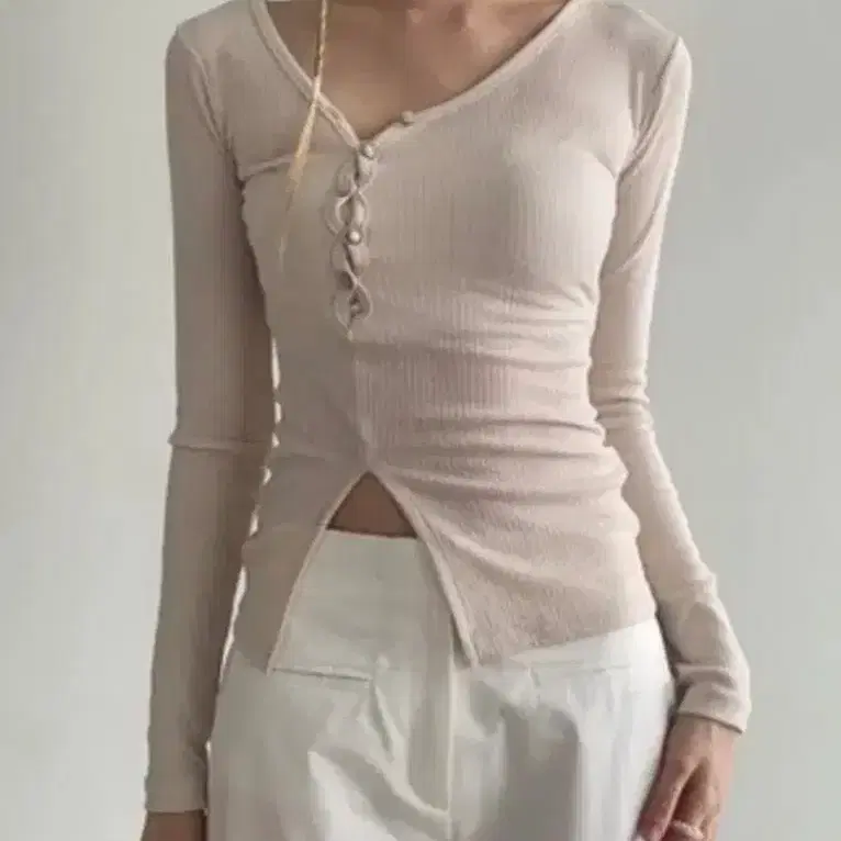 아델리오 언발란스 버튼 슬릿 티 베이지