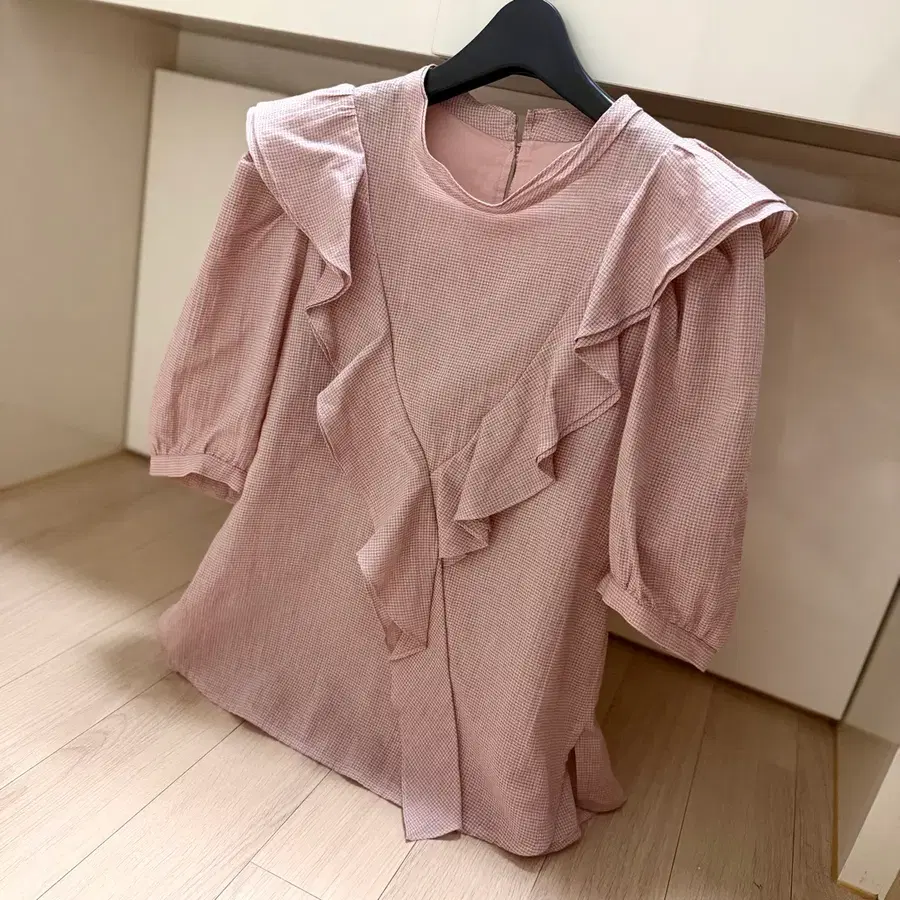 21ss 한섬 SJSJ 러플 카라 체크 블라우스 핑크 5부 퍼프소매 프릴 깅엄 잔체크