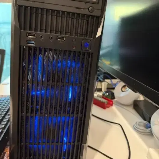 데스크탑 PC 본체 판매해요인텔 i7-6700K CPU, 16GB RAM, NVIDIA GeForce GTX 970 그래픽카드, 250GB SSD