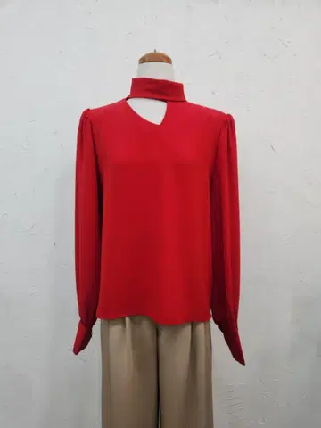 레드 넥포인트 블라우스