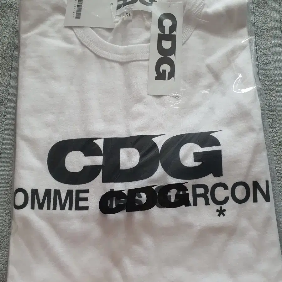 CDG 꼼데가르송 반팔티 화이트 XL