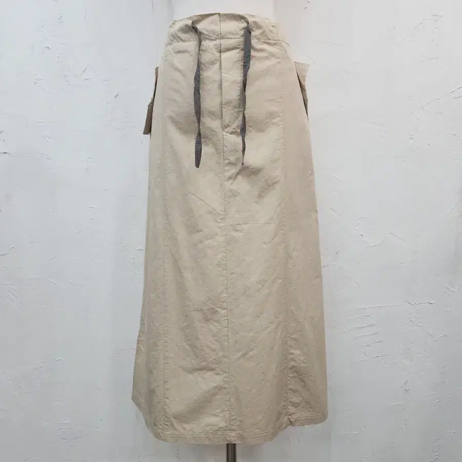 베이지색 롱 스커트