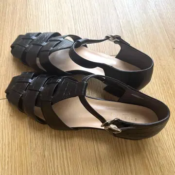 [Ms.Jeune] 일본제 천연 가죽 악어 엠보싱 구르카 샌들 (매트 블랙)