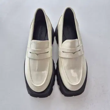 (새상품) 솔트앤초콜릿 통굽 로퍼 아이보리 235