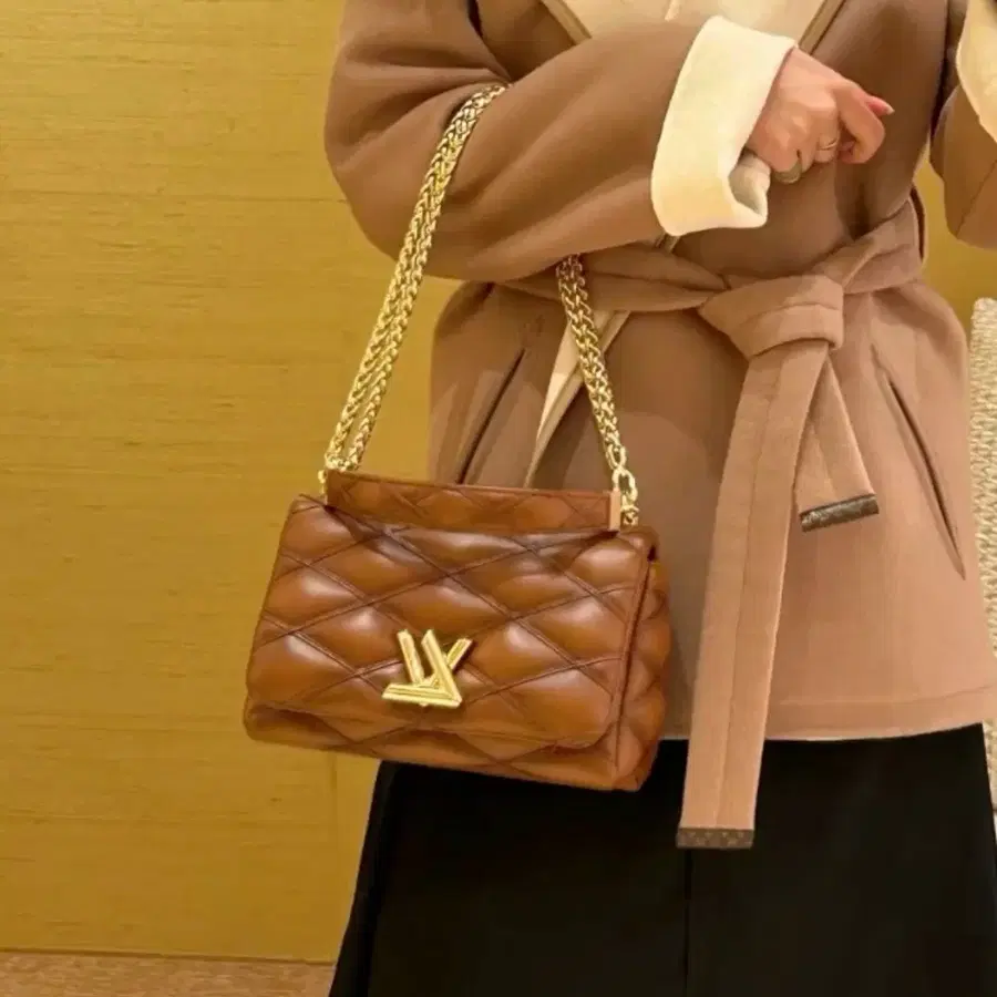 루이비통 퀼팅 숄더백 브라운