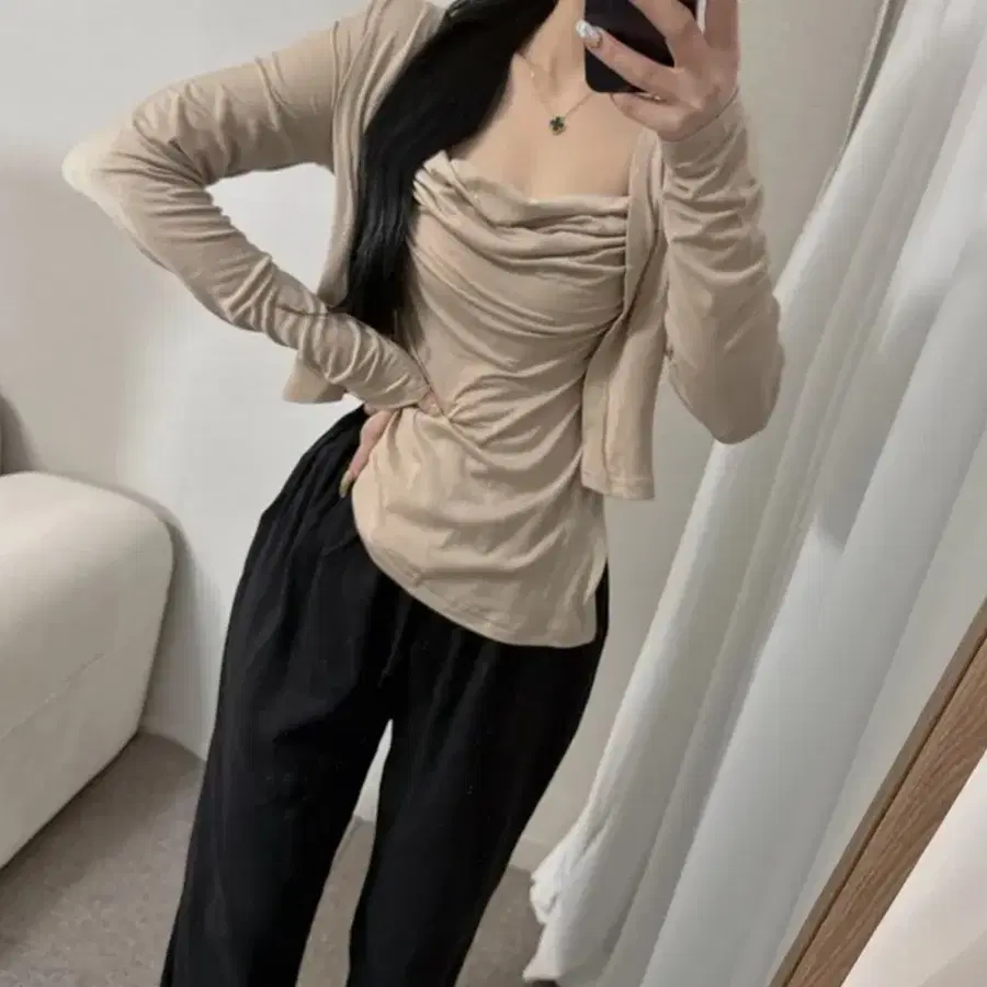 에이블리 베이지 카울넥 셔링 긴팔 미시룩 가디건 세트