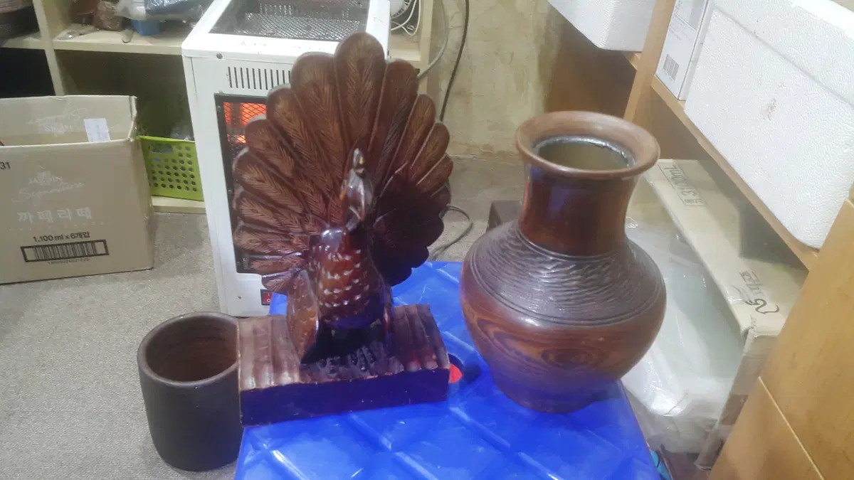 오래된 나무 화병과 공작 목조각