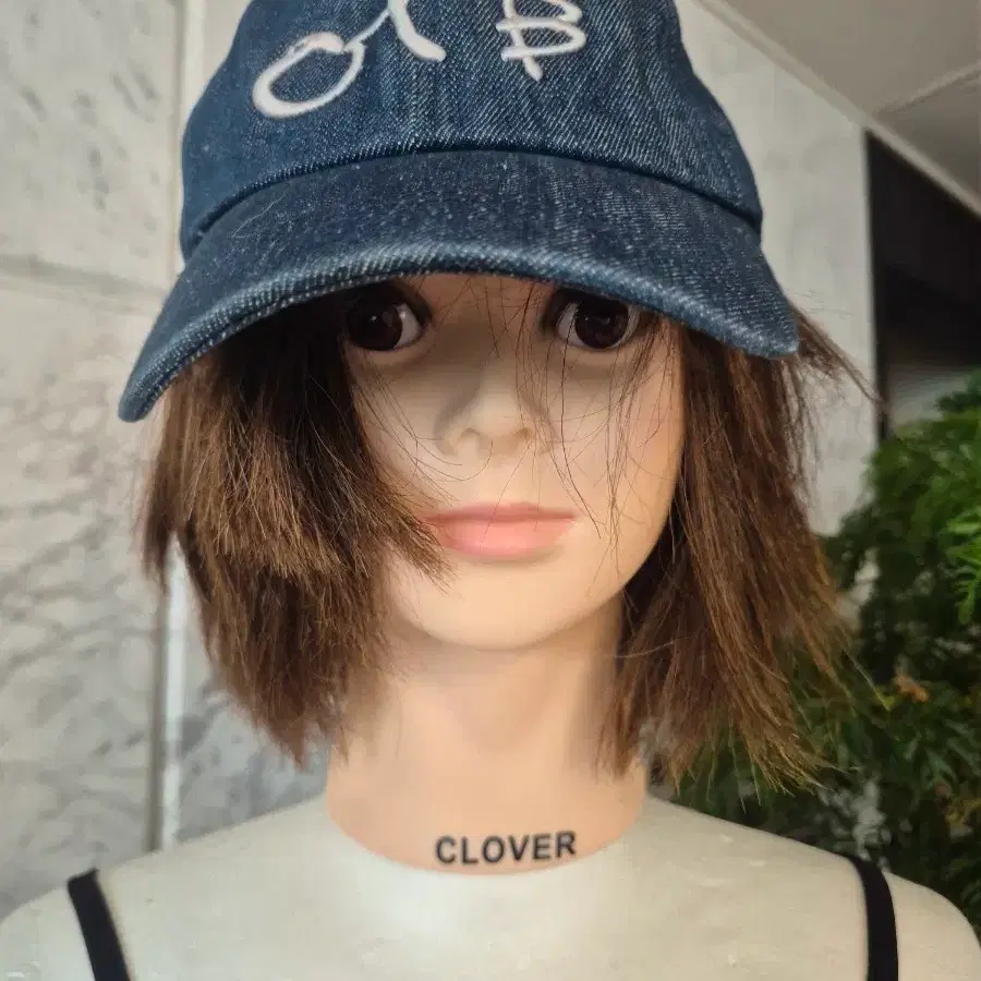 청록색 볼캡 CLOVER 로고 미착용