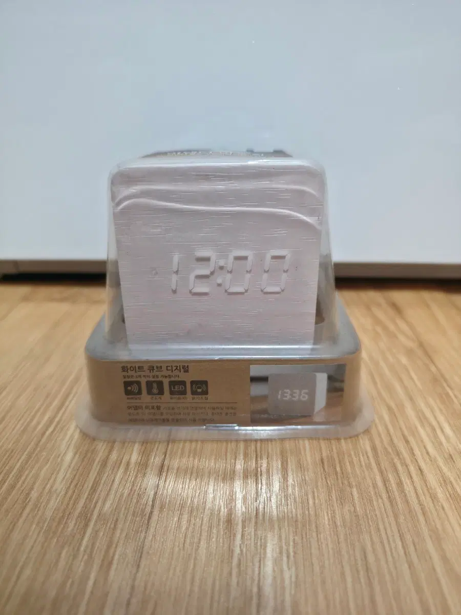 화이트 큐브 디지털 시계.  OT - 1608DW
