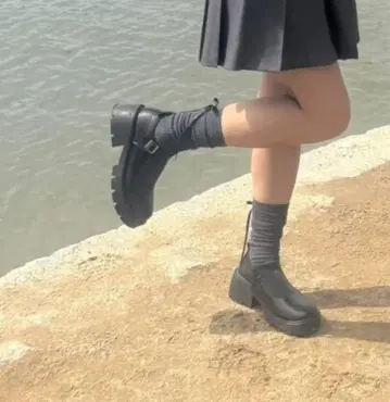 통굽 스트랩 슈즈 블랙 로퍼
