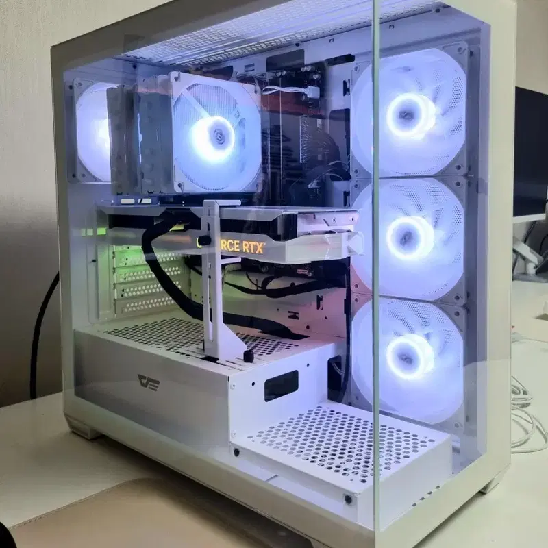 9800X3D / 4070 Ti SUPER 게이밍 PC 화이트