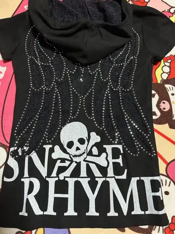 SNAKE RHYME 스컬 후드 부착 반팔 티셔츠