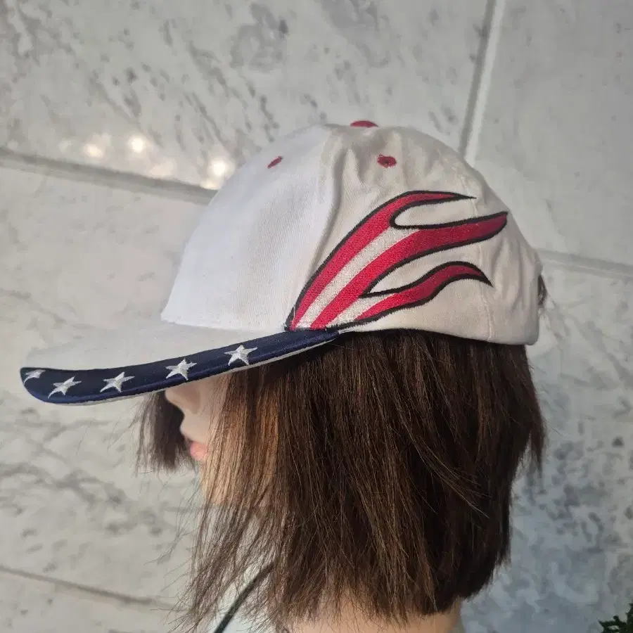 흰색 불꽃 무늬 야구 모자
