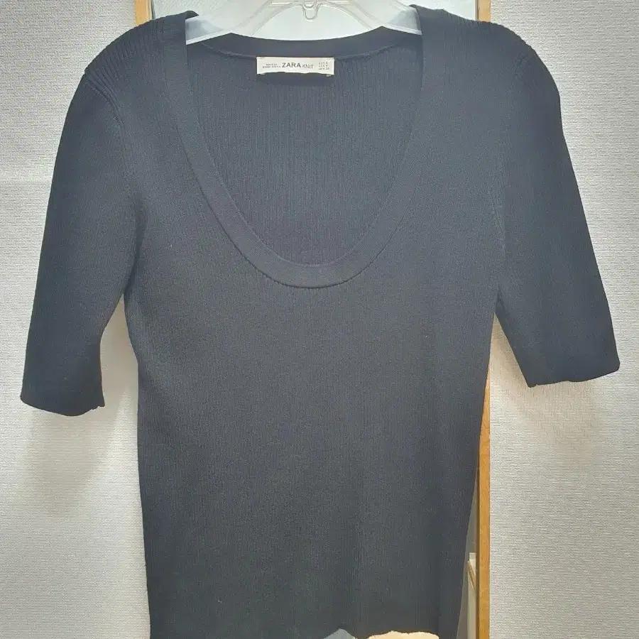 제목: [S/55] 자라(ZARA) 블랙 U넥 골지 5부 니트 (상태 좋음)