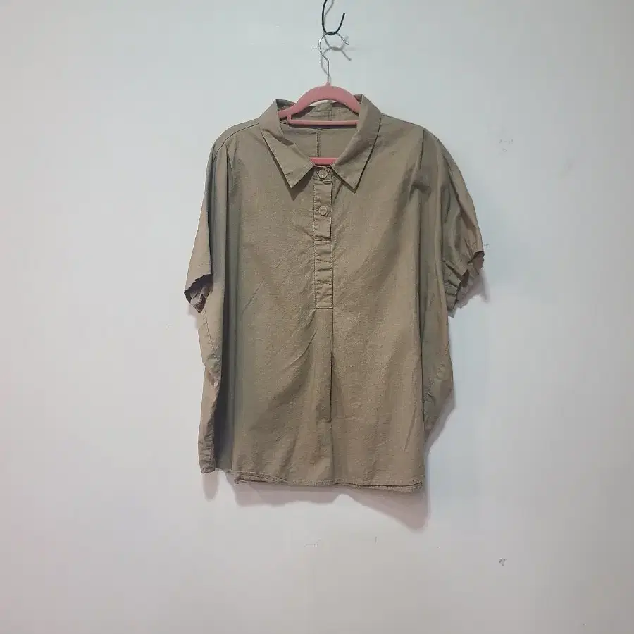 카키색 반팔 셔츠