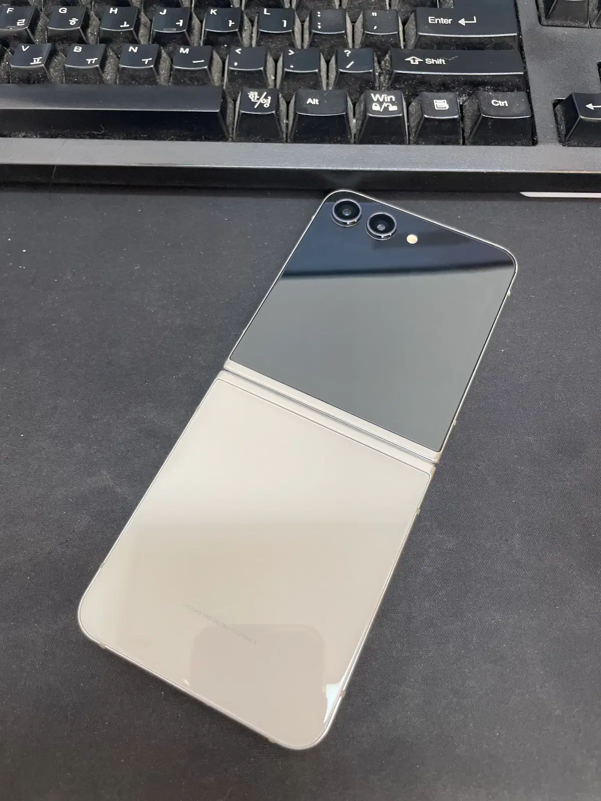 갤럭시Z플립5 크림 256GB 무잔상 상태좋은 중고36만팝니다