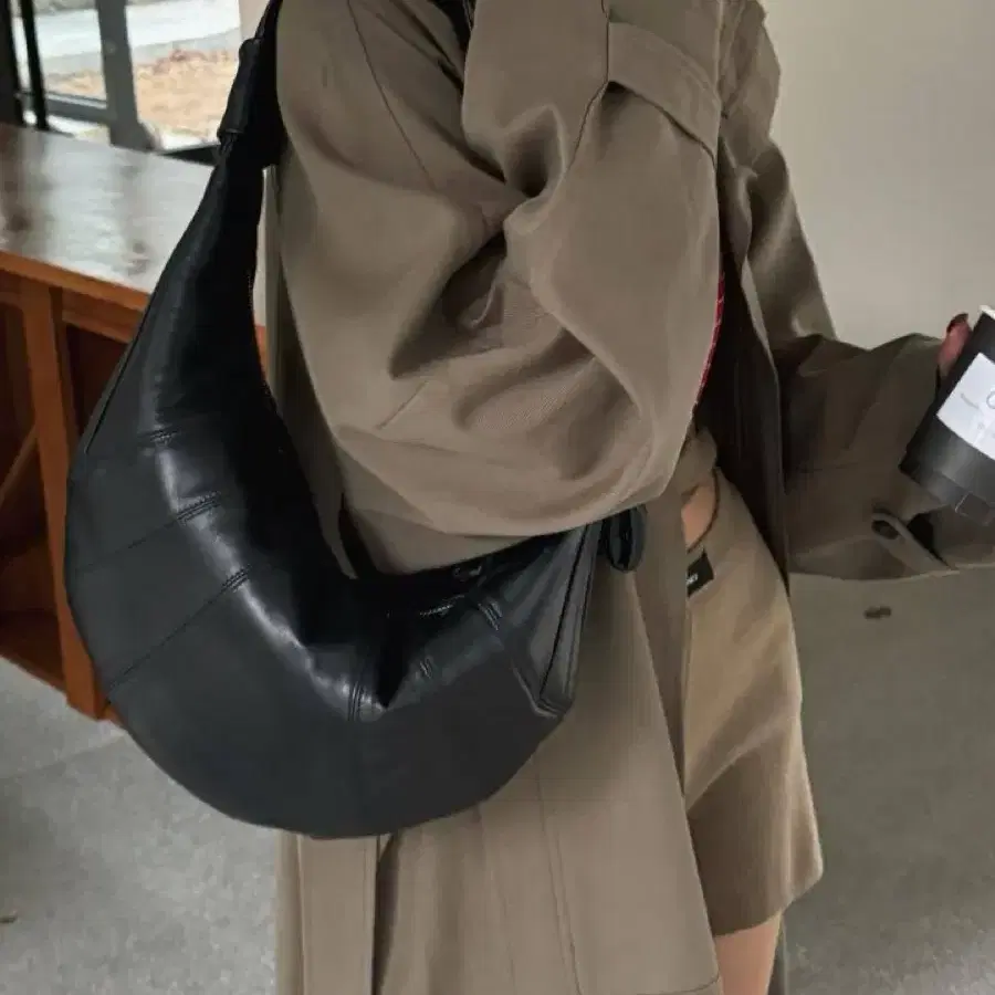 (새제품)모던한 블랙 레더 크로와상 숄더백