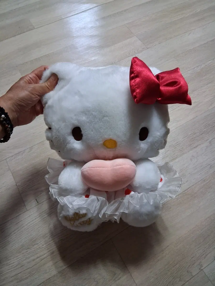 사랑스럽고 예쁜 헬로키티 봉제인형 (무료배송)