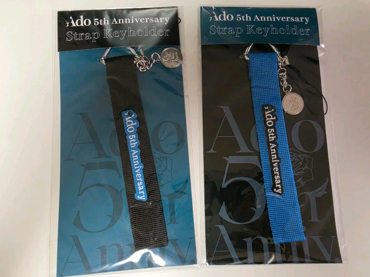 Ado 5주년 스트랩 키홀더 블랙/블루