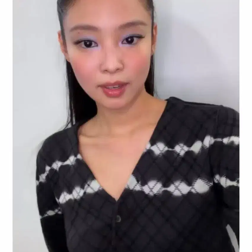 제니착용 Perverze Women Dip Dye Check Knit Cardigan Black 26SS