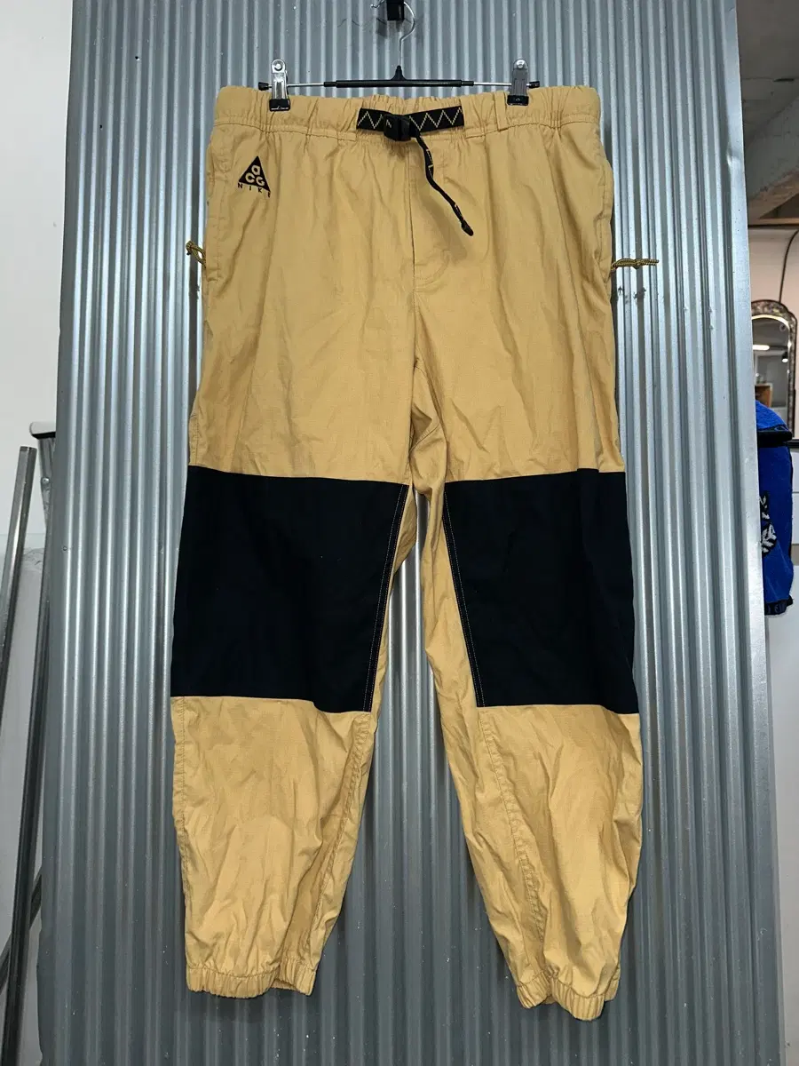 [L) 나이키 ACG 베이지 배색 카고 트레킹 팬츠