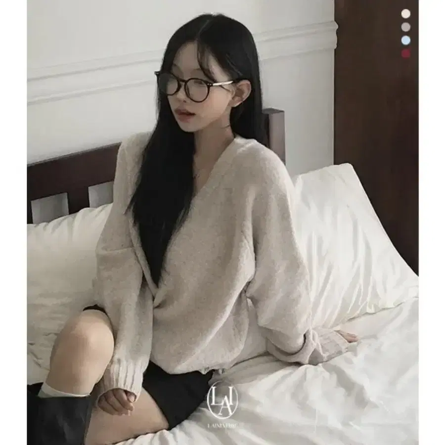 베이지색 브이넥 니트 스웨터