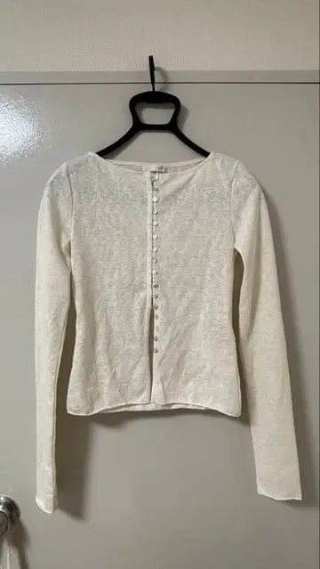 ZARA 러스틱 버튼 포함 티셔츠 s 사이즈