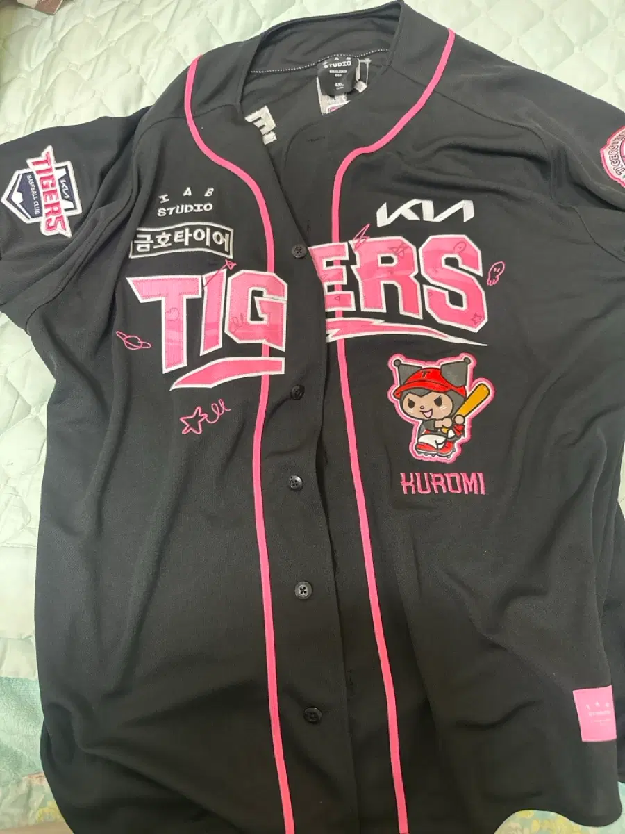 KIA 타이거즈 쿠로미 콜라보 야구 유니폼