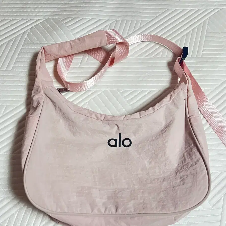 알로 요가 alo 숄더백 크로스백 핑크