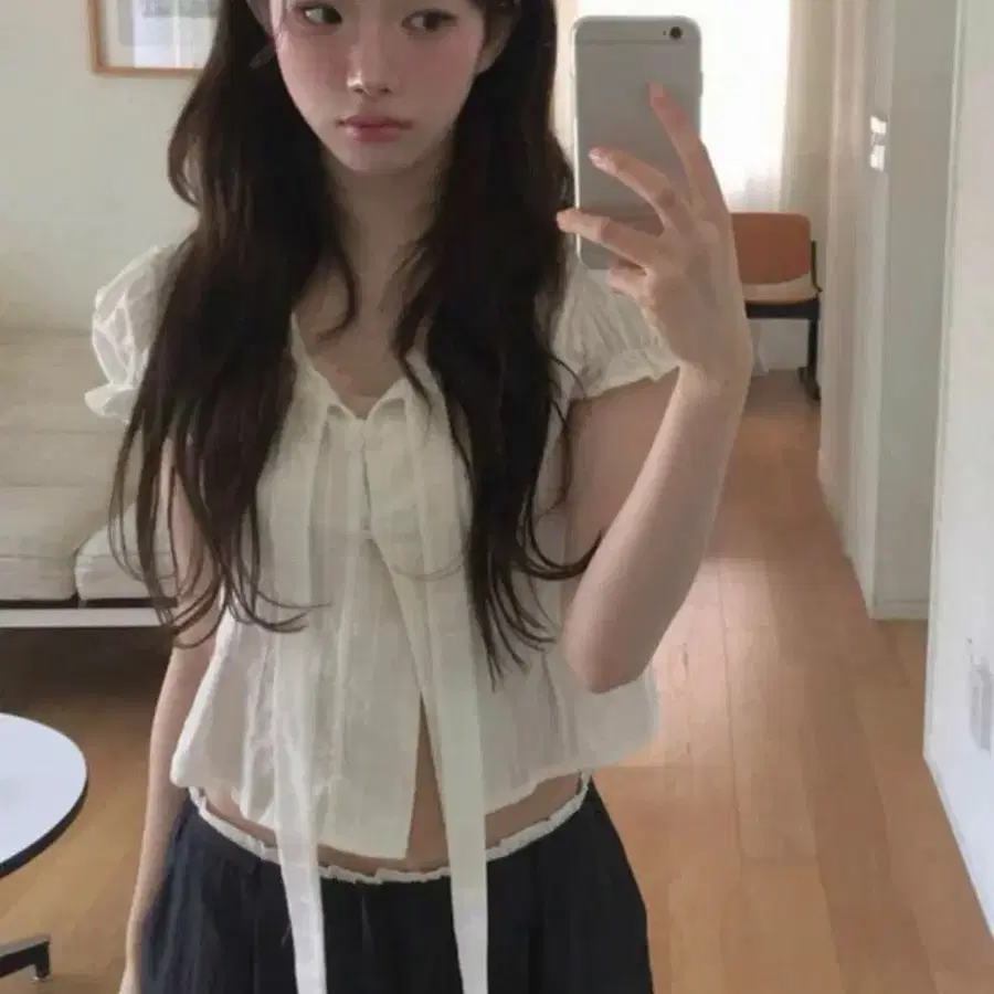 모디무드 화이트 스트랩 퍼프 반팔 블라우스