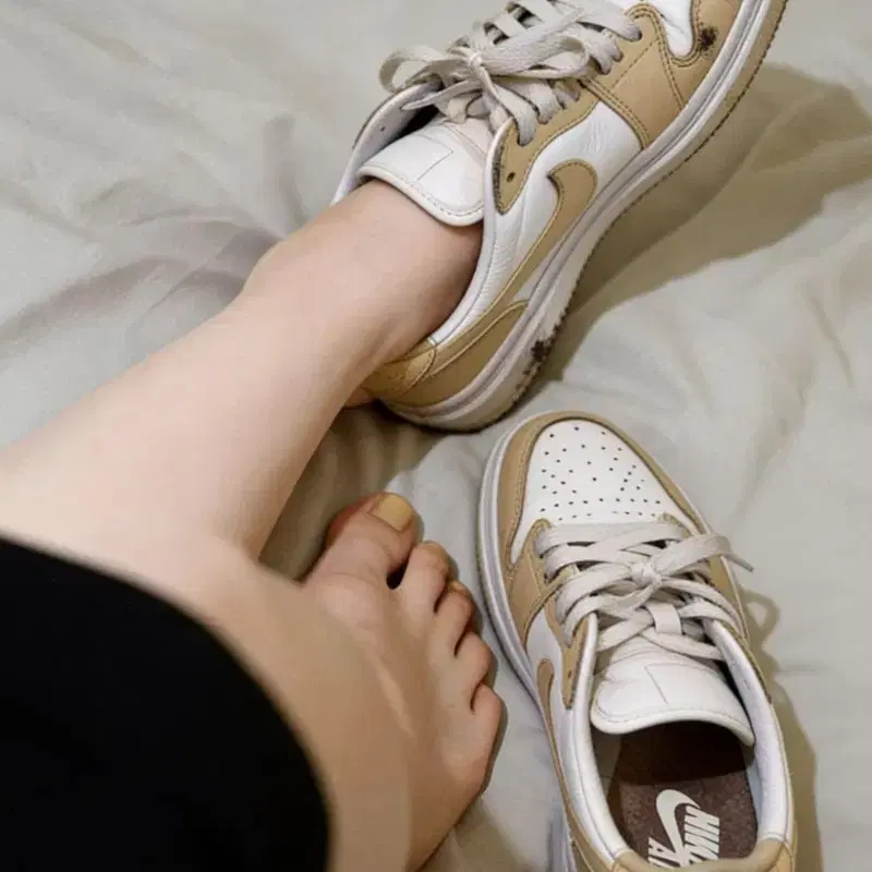 나이키 에어포스 로우 베이지/화이트 운동화