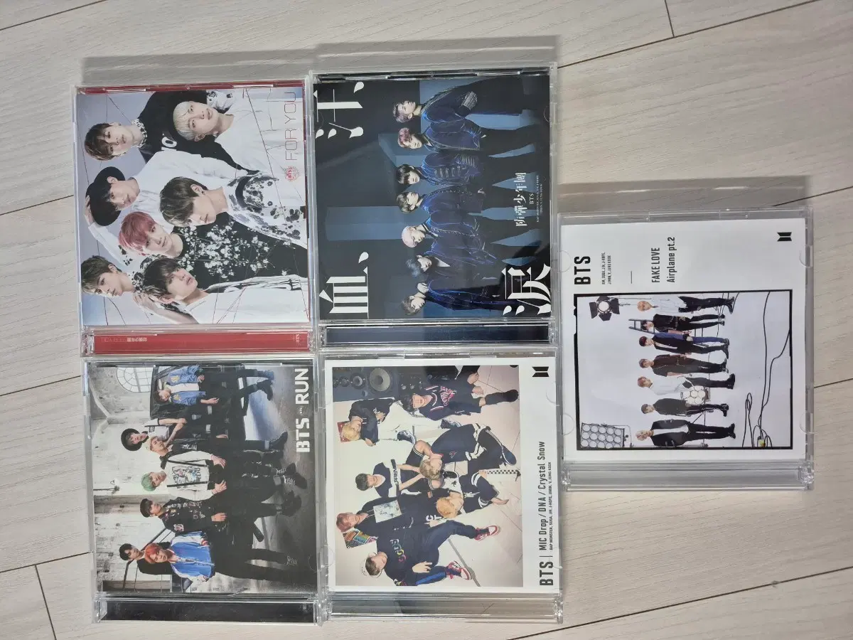 방탄소년단 일본판 앨범 cd/dvd 5장 일괄 판매합니다.